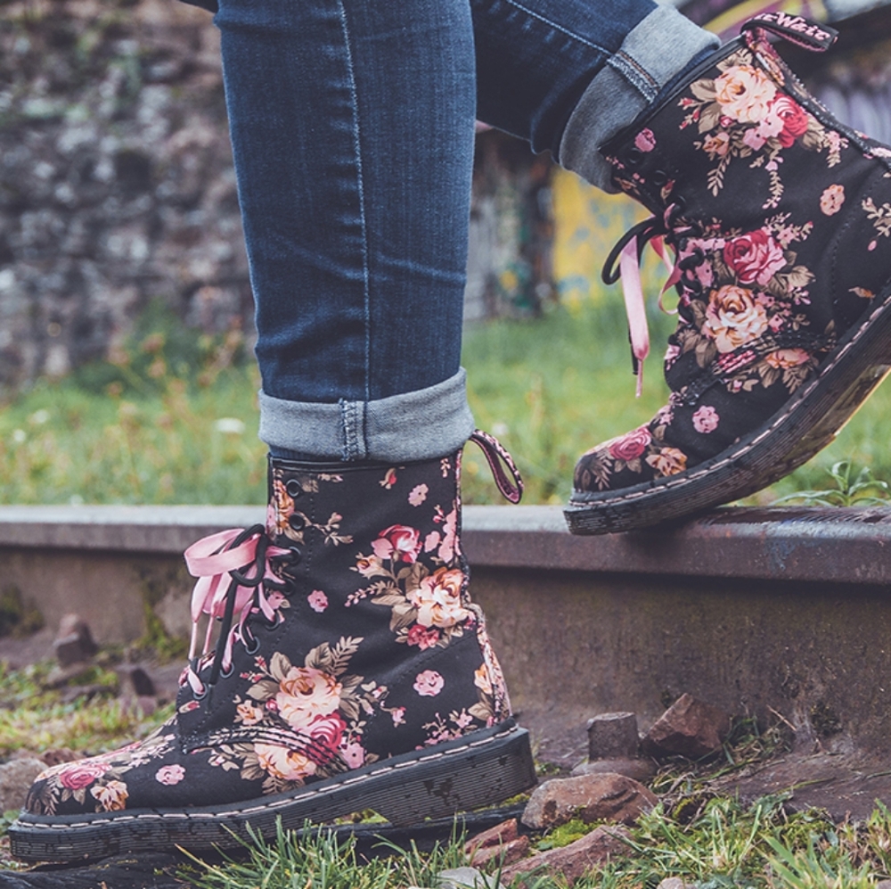 Dr. MARTENS Victorian Floral Canvas Combat Boots / NWOT / Size 8